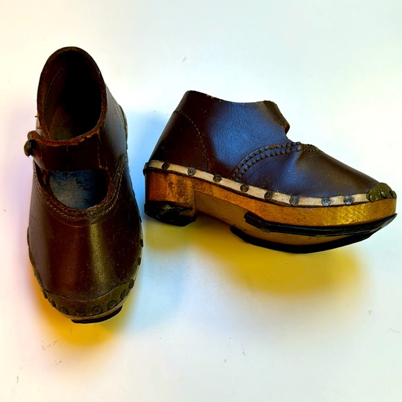 Antique 1930s Leather Wood Mother pearl button sz 3 Dutch baby clogs for display - Picture 4 of 11